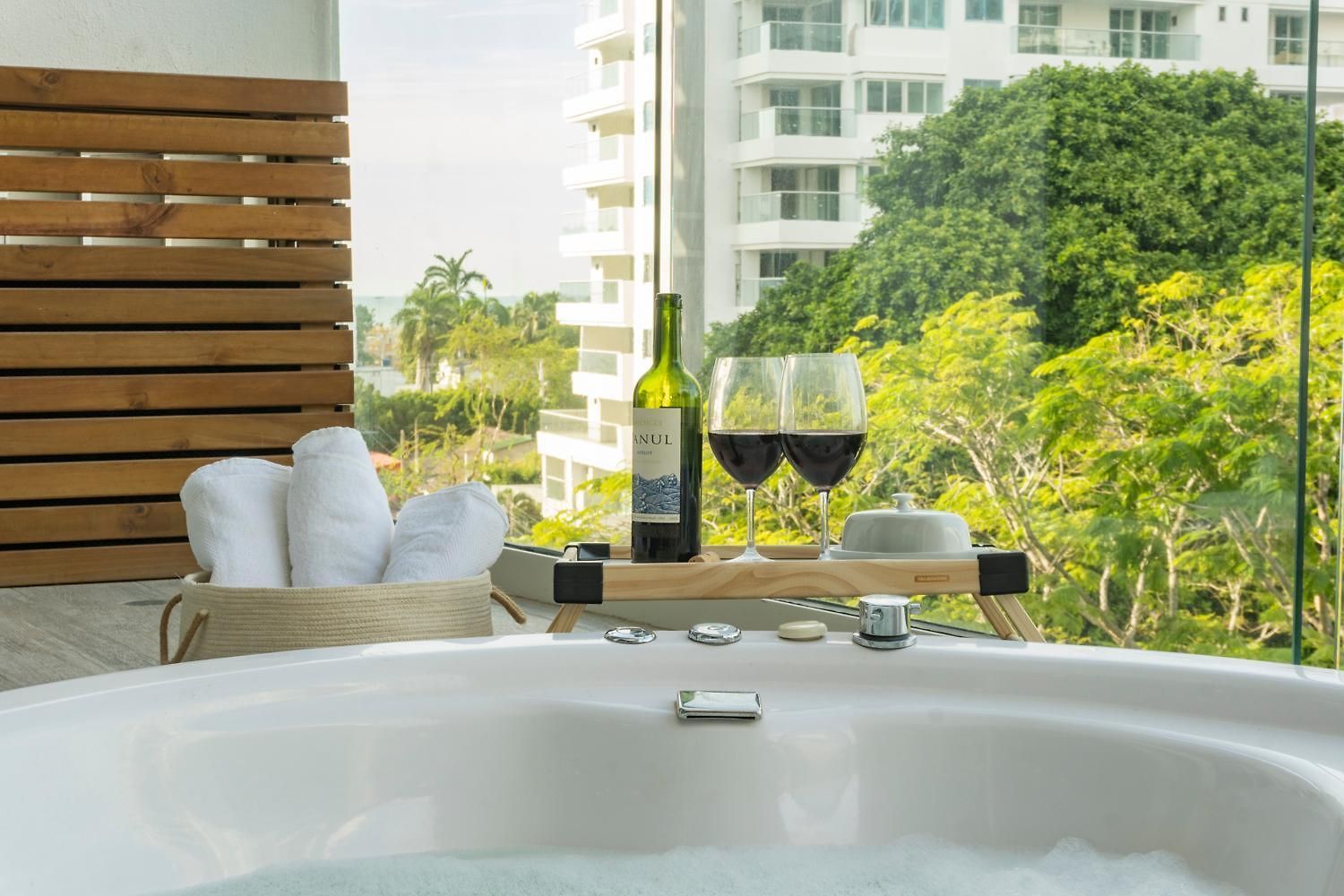 Dominique Cartagena, Beautiful 2 Bedroom Apartamento